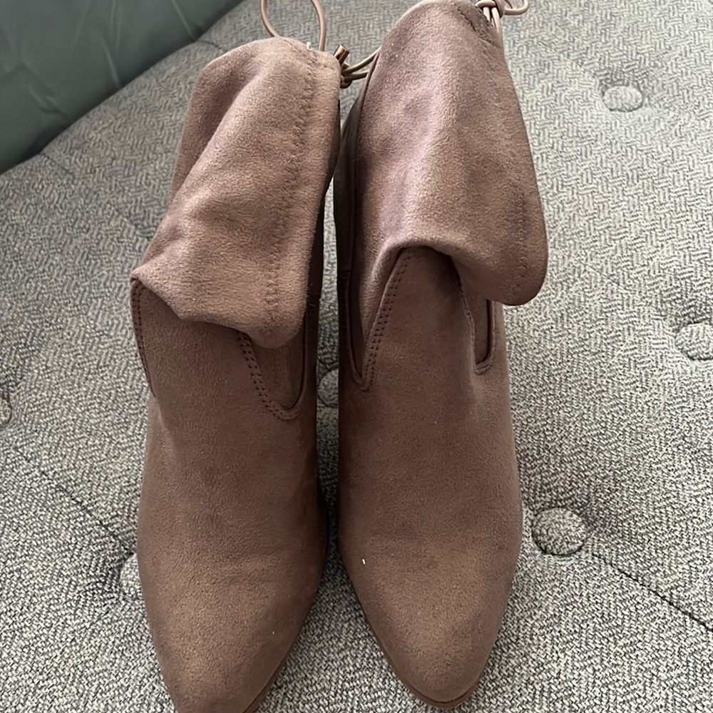 Shoedazzle booties with gold trim